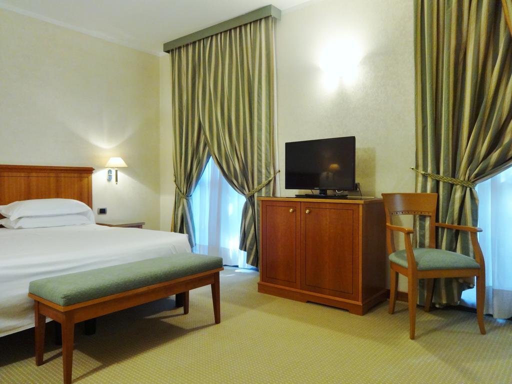 Hotel Excelsior Magenta Luaran gambar