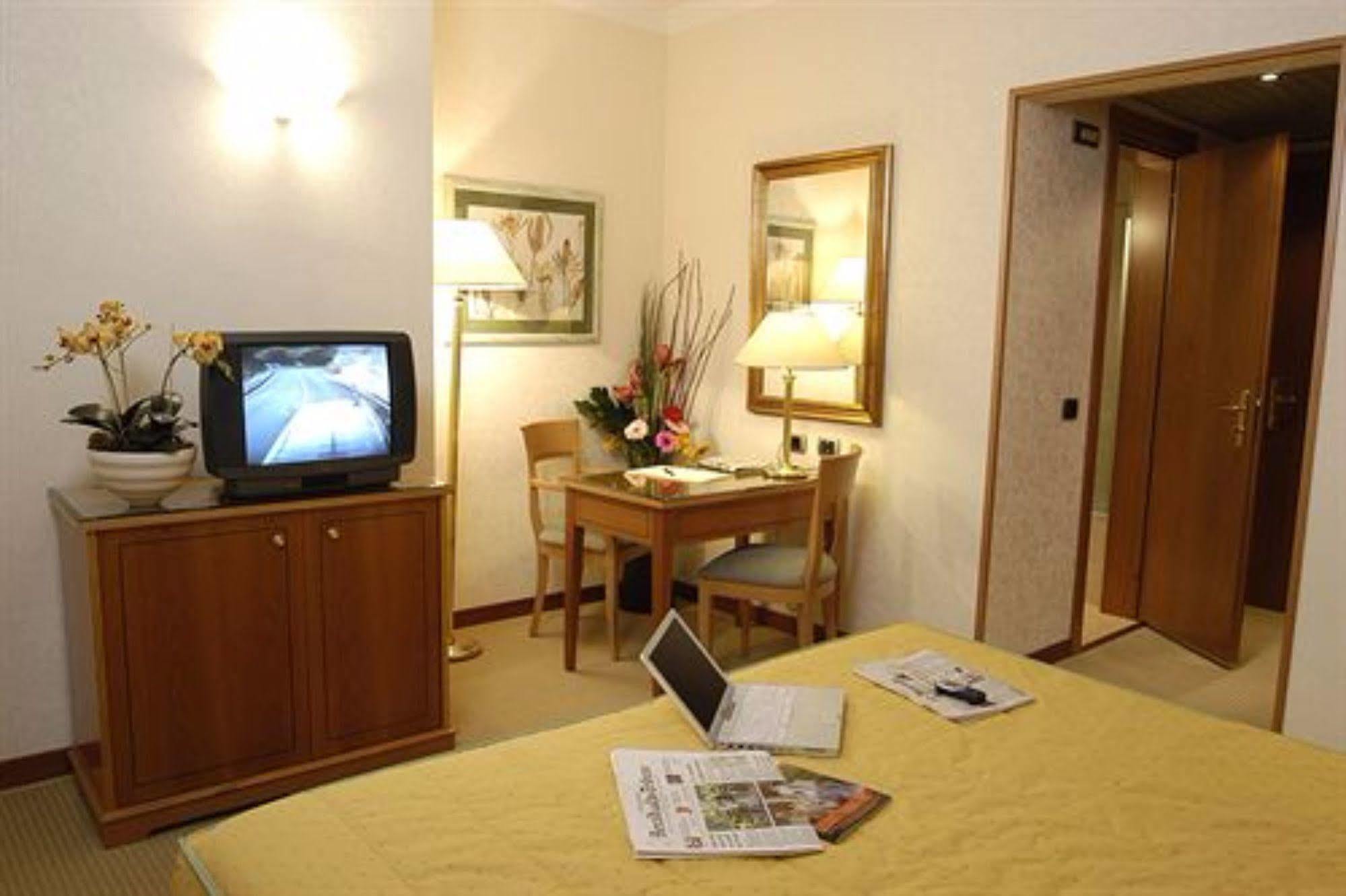 Hotel Excelsior Magenta Luaran gambar