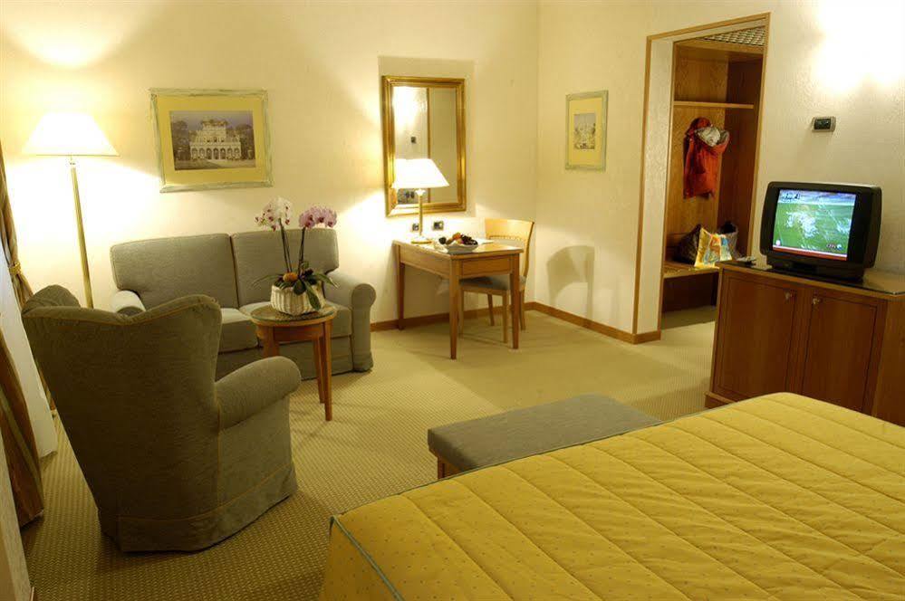 Hotel Excelsior Magenta Luaran gambar